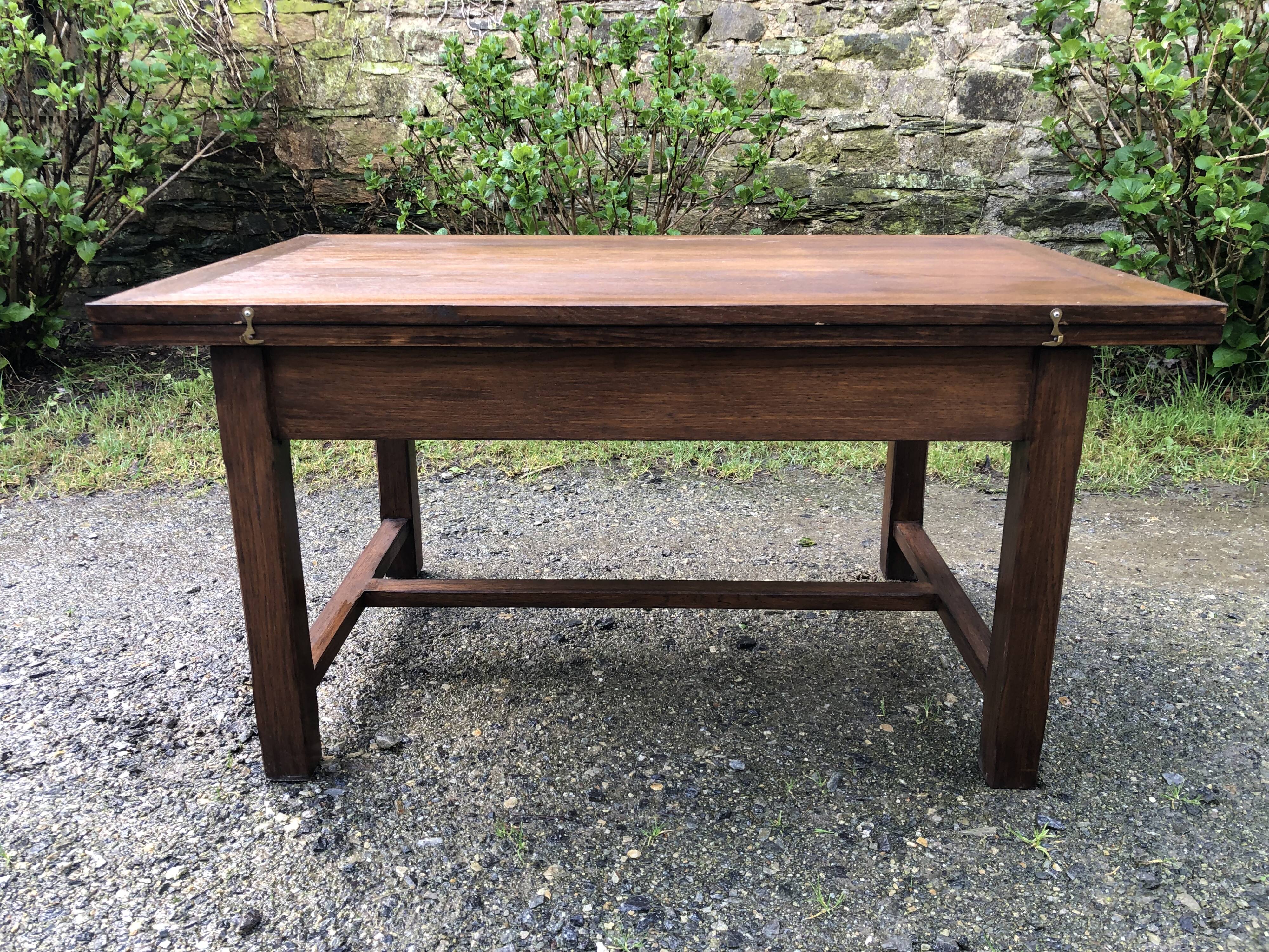 Table basse vintage modulable et extensible au système magique d’Albert Ducros en chêne.