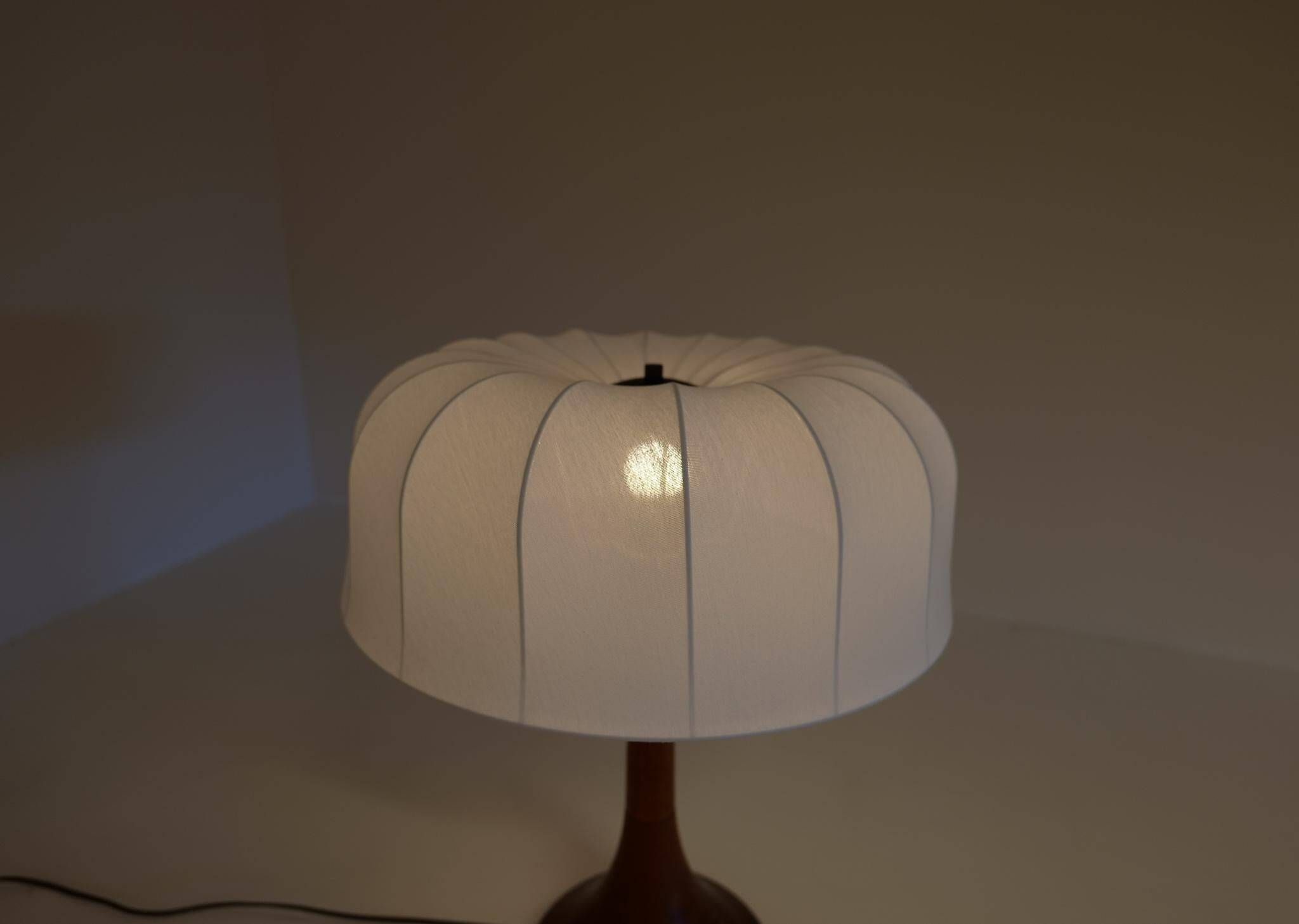 Lampe de table midcentury en teck massif Lisbeth Brams Danemark 1960s