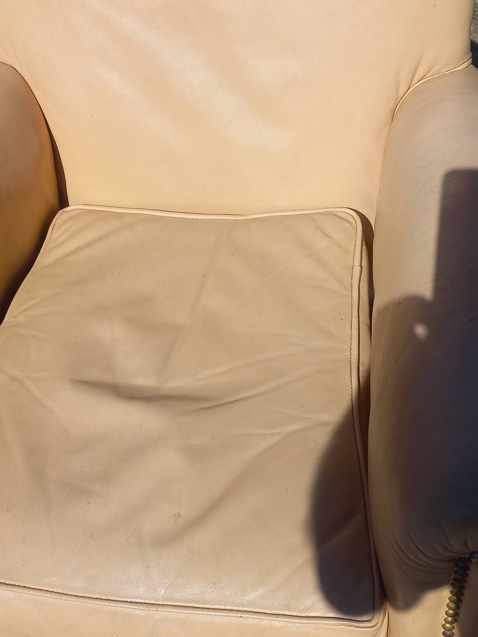 Pair of 1930s club armchairs in ivory leather.