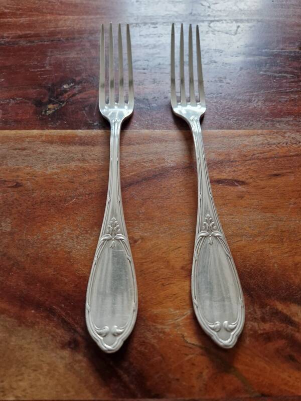 Orbrille - 2 table forks in the crossed ribbons model - in silver-plated metal