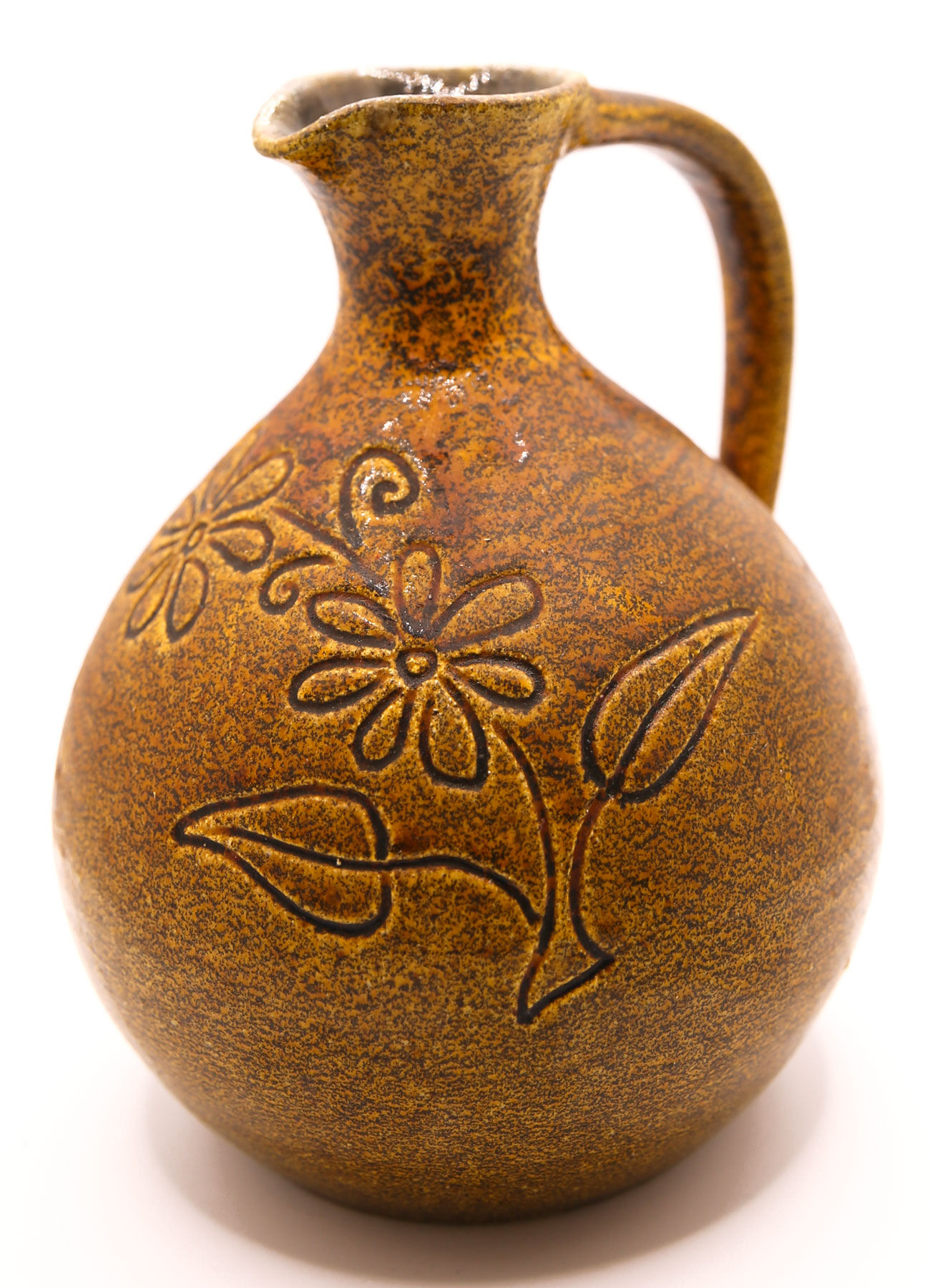 Brown pitcher and saffron yellow with naïve flowers of Accolay