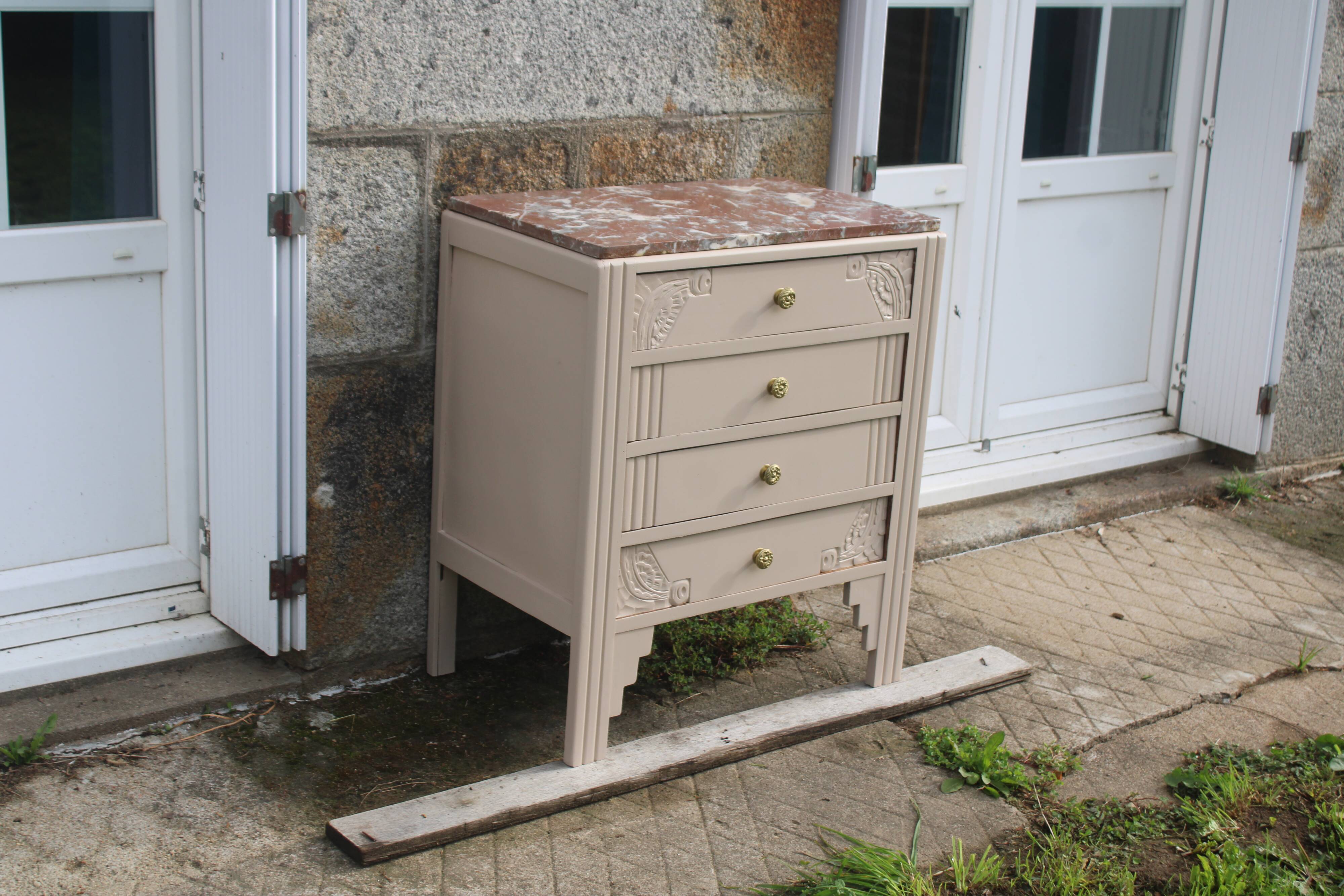 Commode vintage rénovée avec marbre rouge et blanc – 4 tiroirs