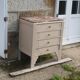 Commode vintage rénovée avec marbre rouge et blanc – 4 tiroirs