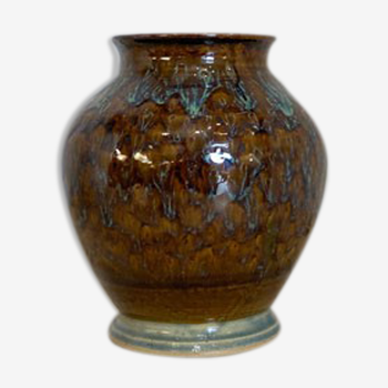 Vase in varnished sandstone