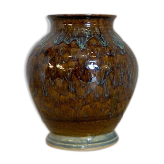 Vase in varnished sandstone