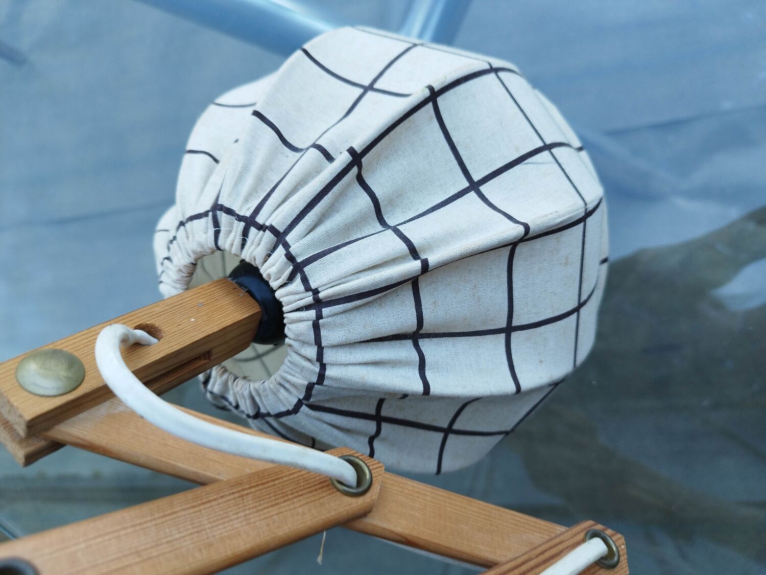 Articulated arm scissor wall light