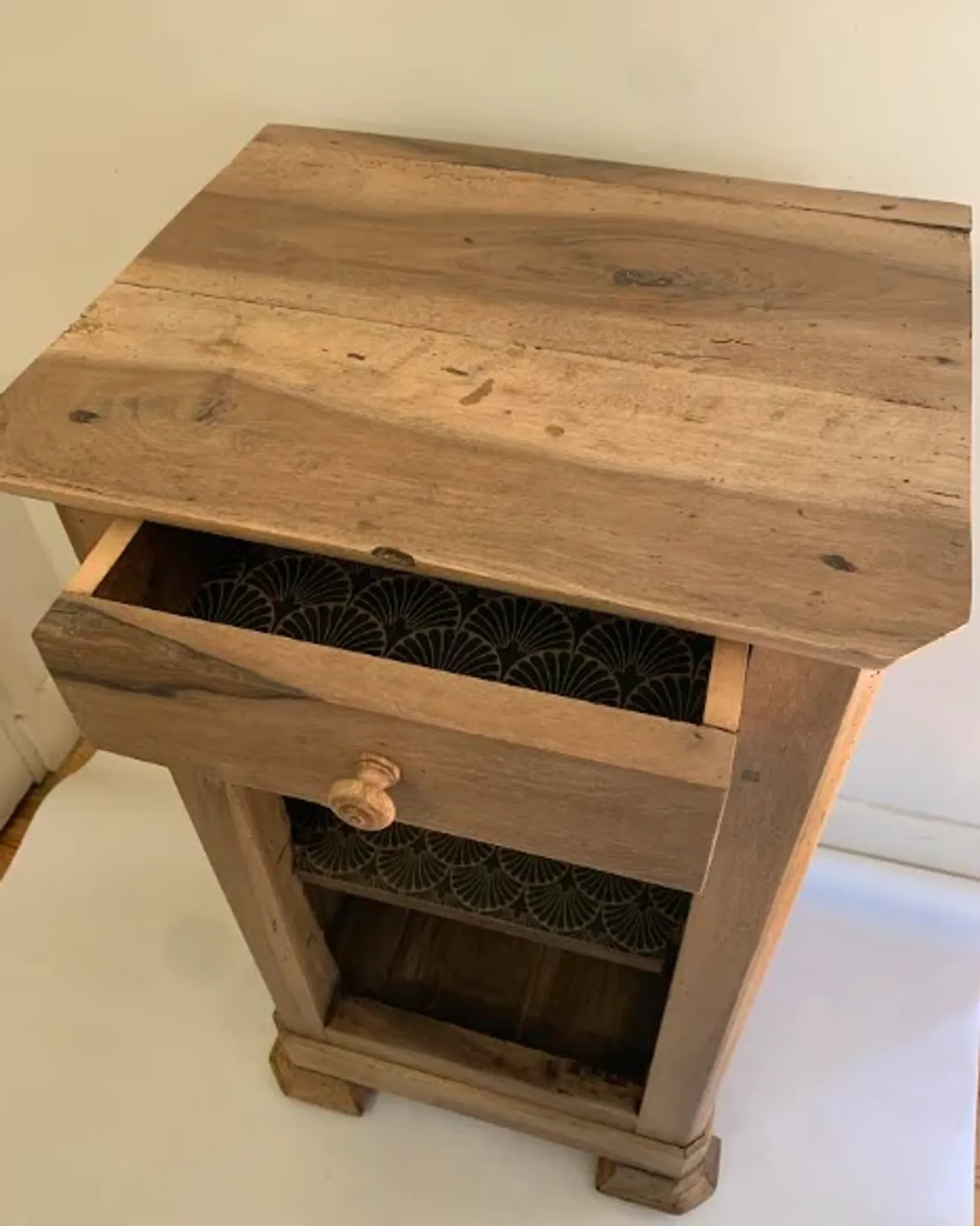 petit meuble d'appoint en noyer