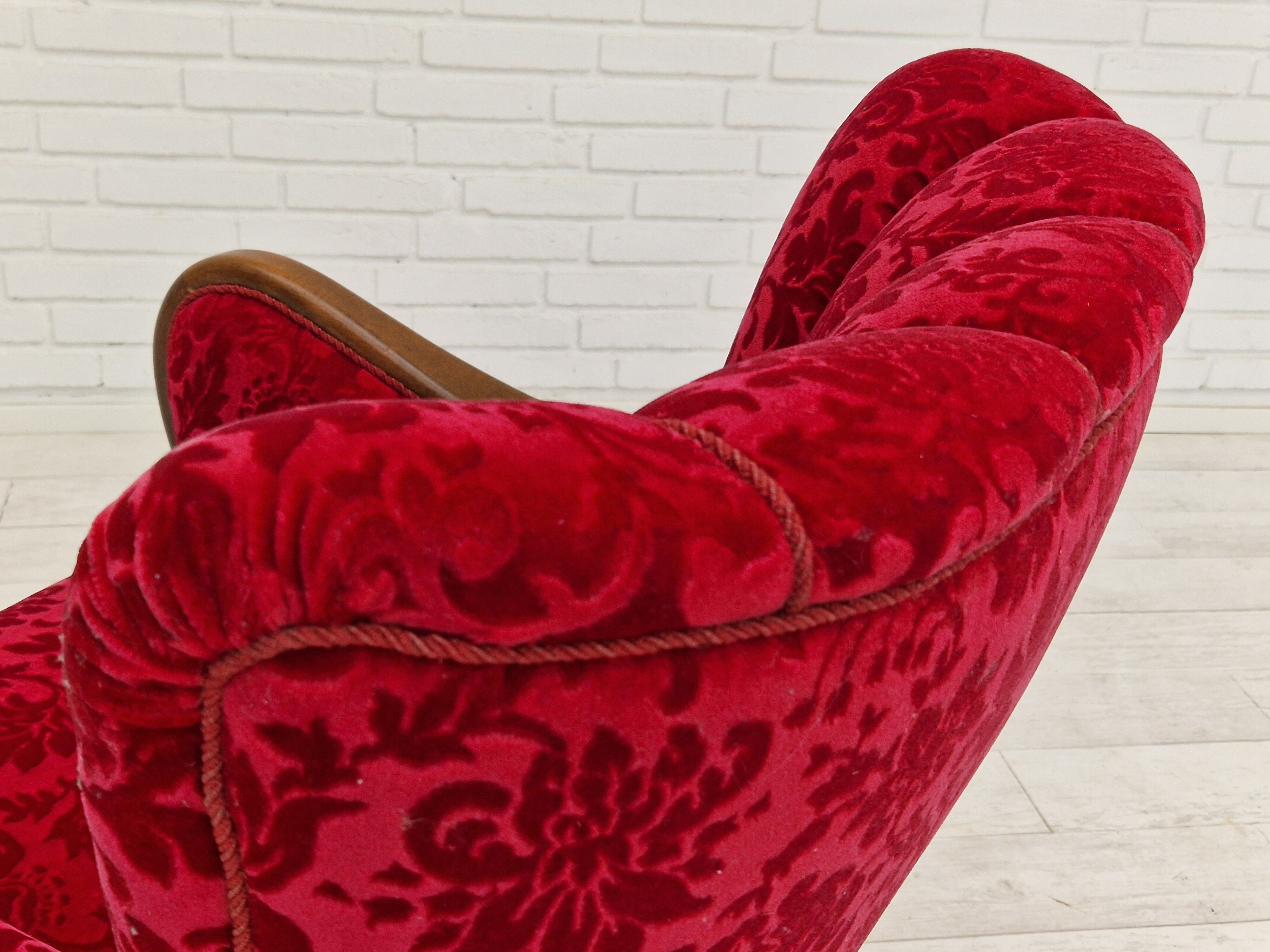 Années 1960, design danois, fauteuil en tissu rouge cerise, très bon état d’origine.