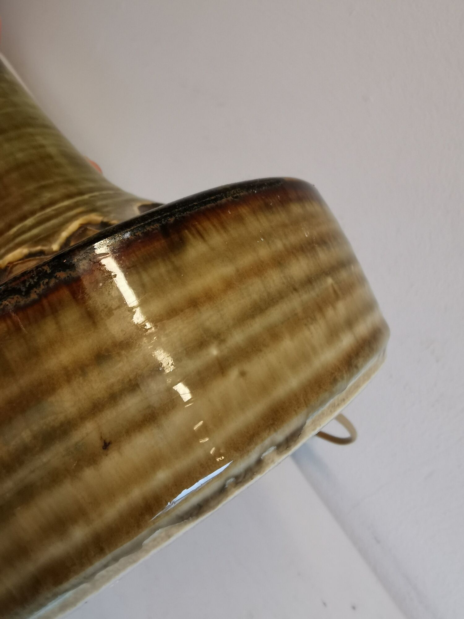 Lampe de table en céramique du danois Søholm dans de belles couleurs beige, vert et or.