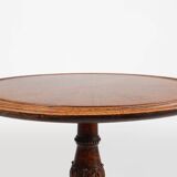Table d'appoint circulaire en chêne sculptée à la main avec pieds en tête de lion