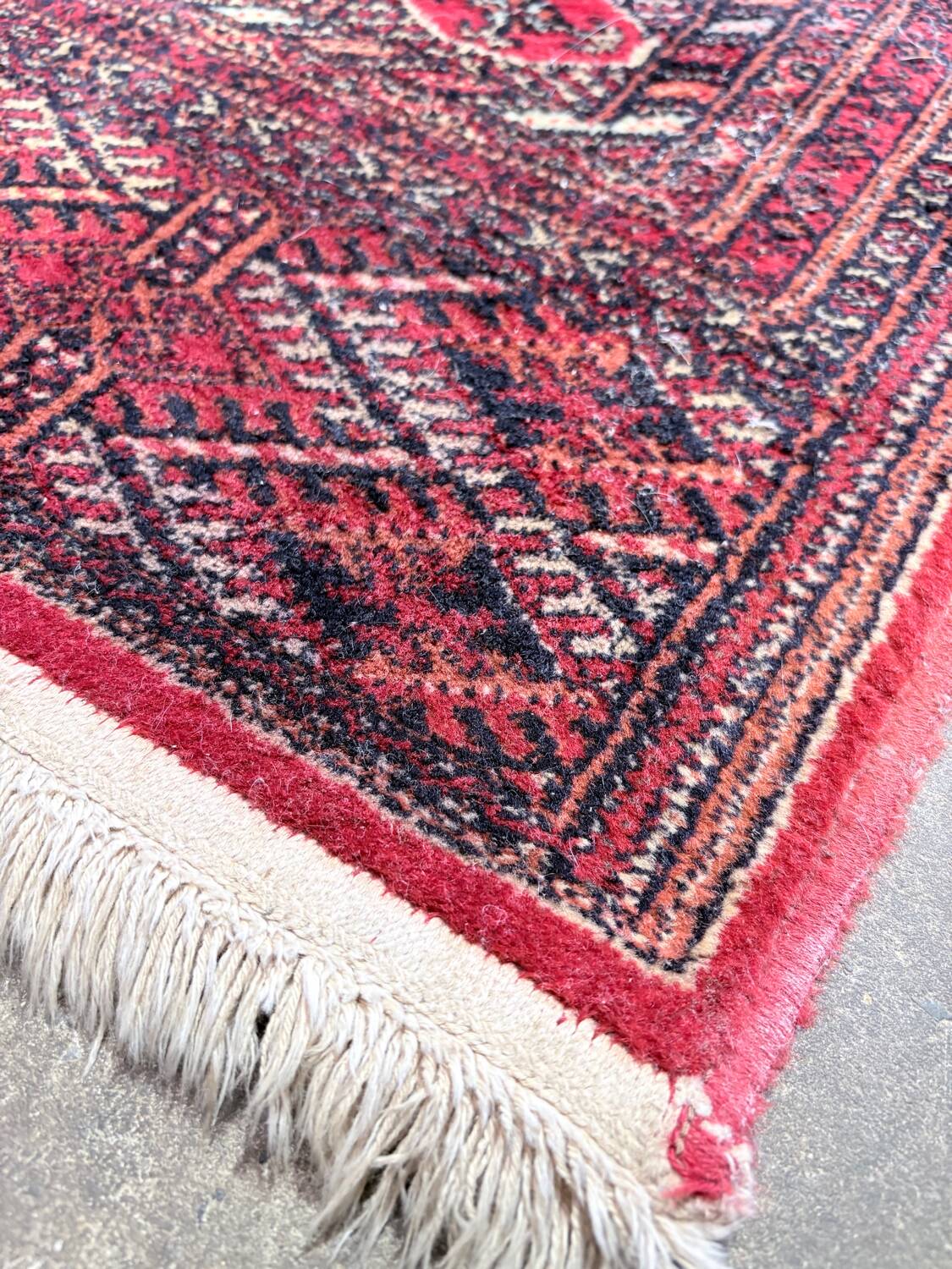 Large red Bokhara-style oriental carpet 300x200 cm with gul patterns.