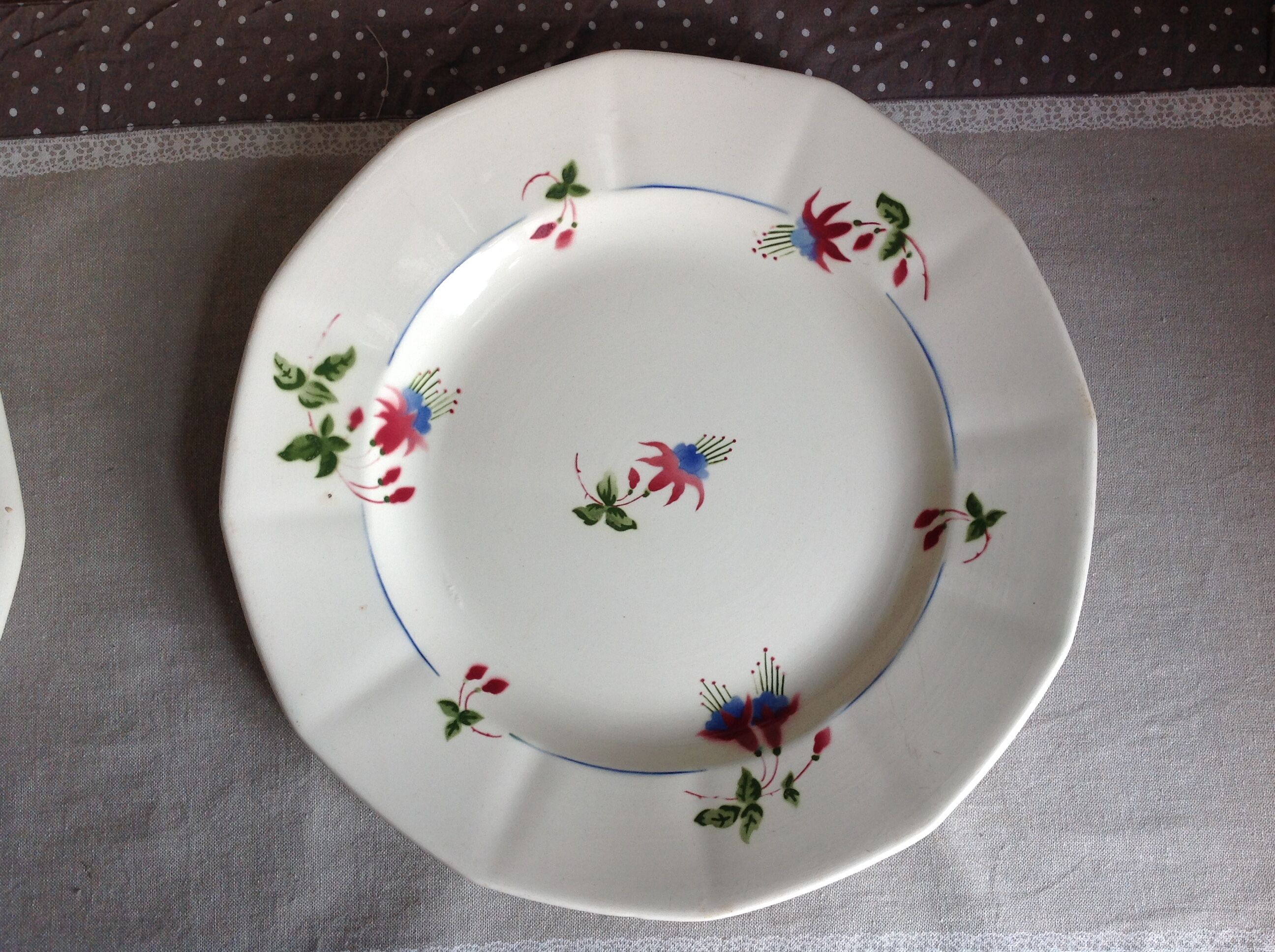 Two round dishes Sarreguemines decor Bermuda/vintage years 50-60