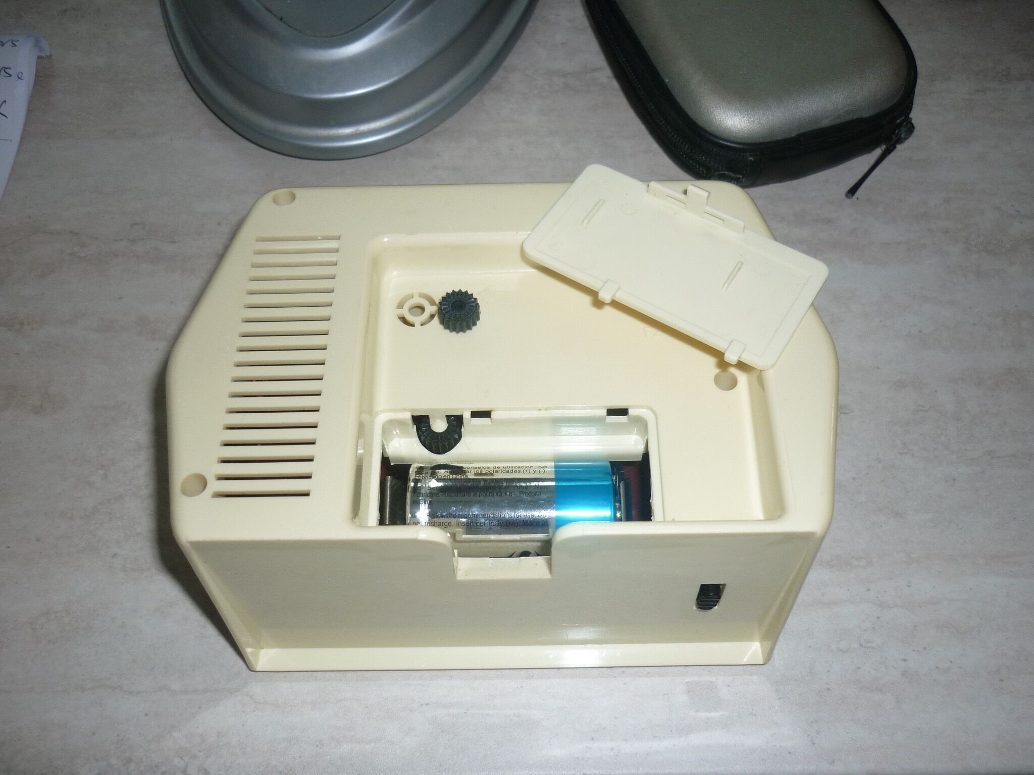 Vintage beige and garnet alarm clock Vedette