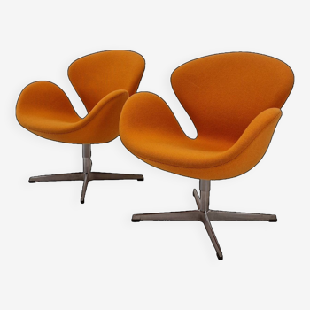 Set of 2 Swan Chairs by Arne Jacobsen and Fritz Hansen