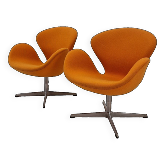 Set of 2 Swan Chairs by Arne Jacobsen and Fritz Hansen