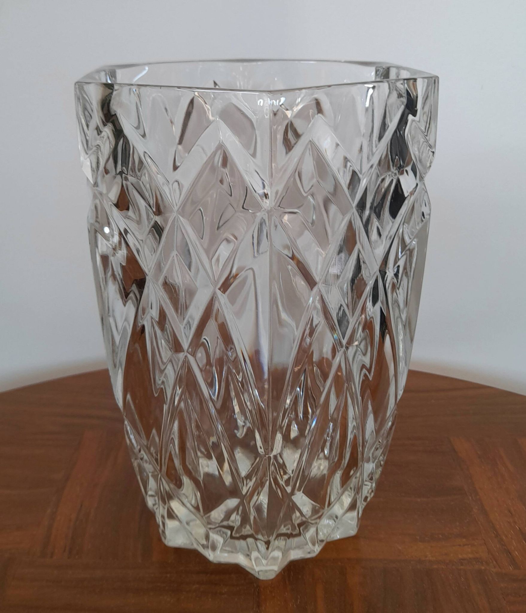 Vase ancien à facettes en verre