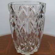 Vase ancien à facettes en verre