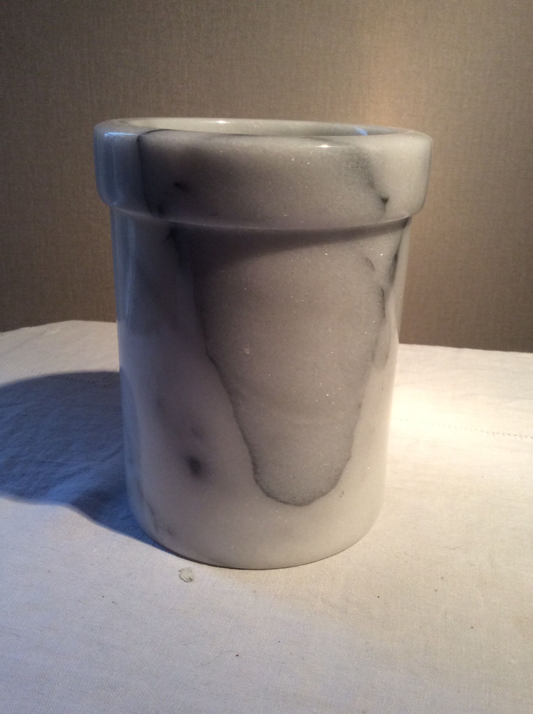 Vase ou pot en marbre blanc