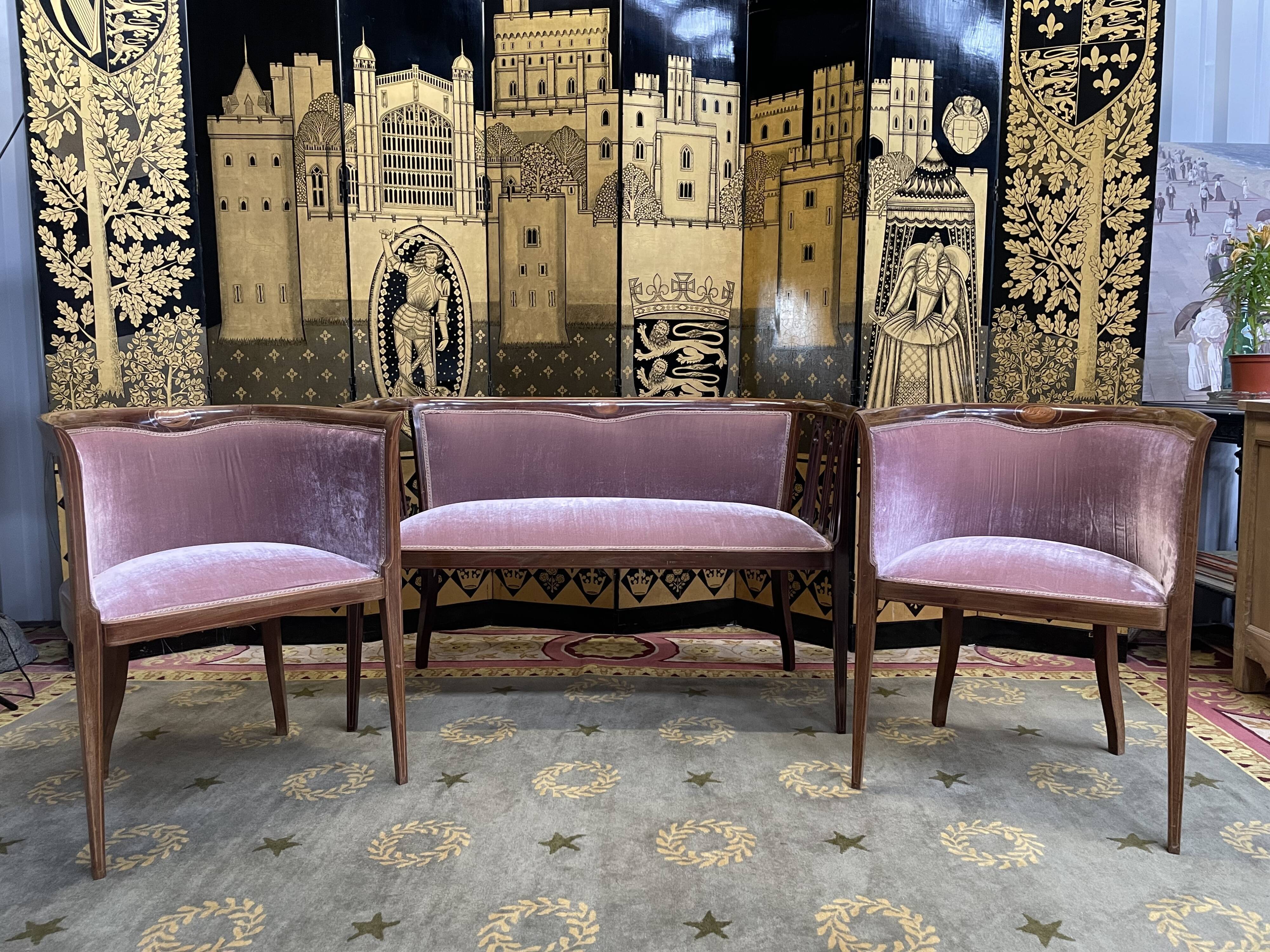 Living room with bench and two english armchairs in pink velvet