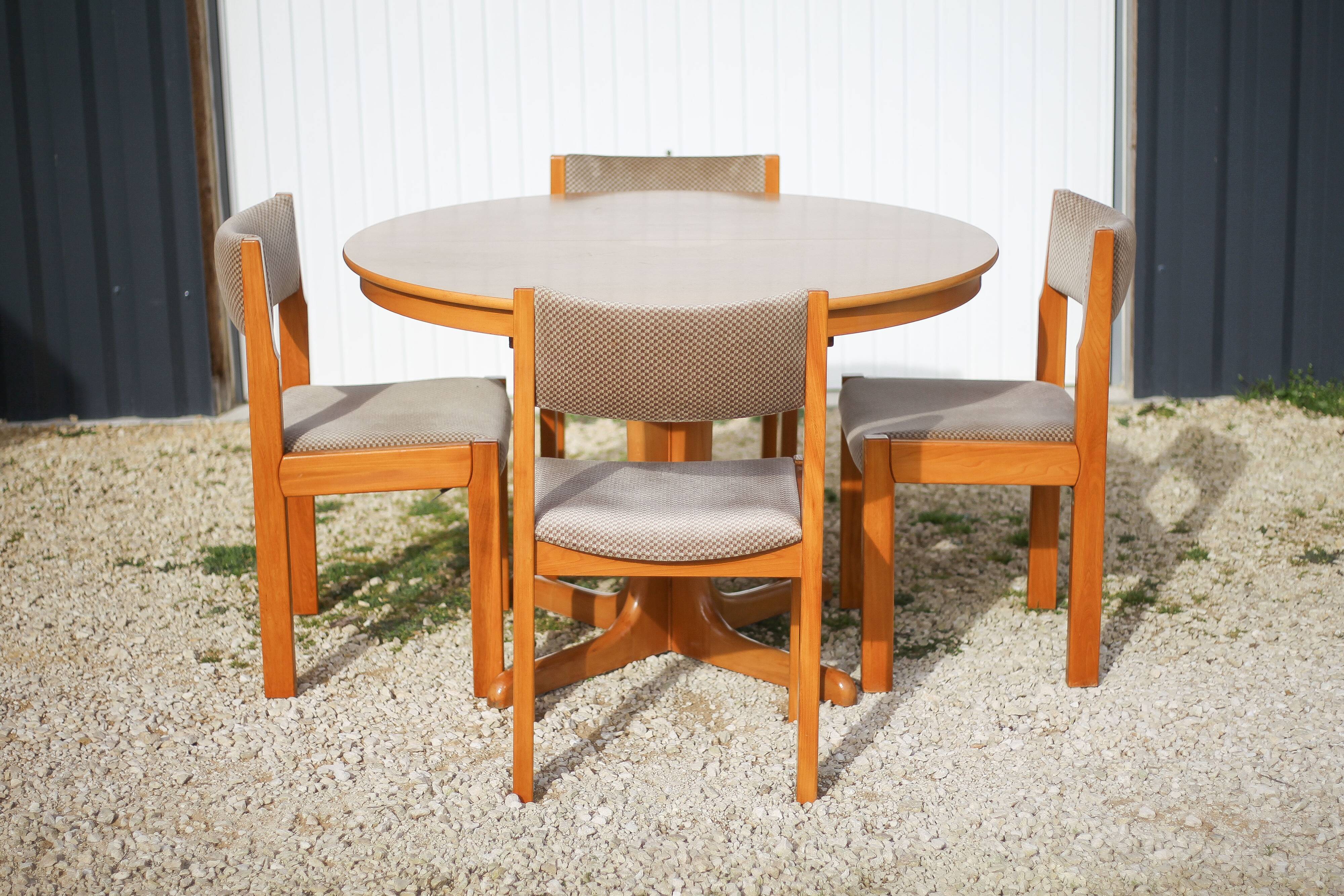 Table ronde bois et ses 4 chaises Self, table à manger, meuble de salon