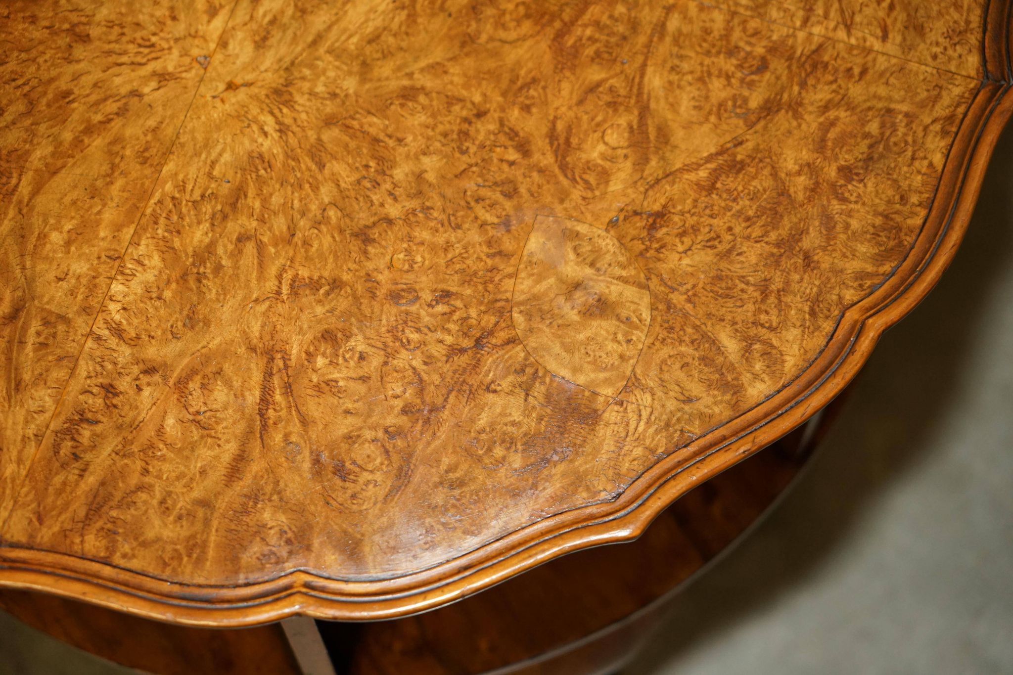 Table basse vintage Burr Walnut pivotante années 1940