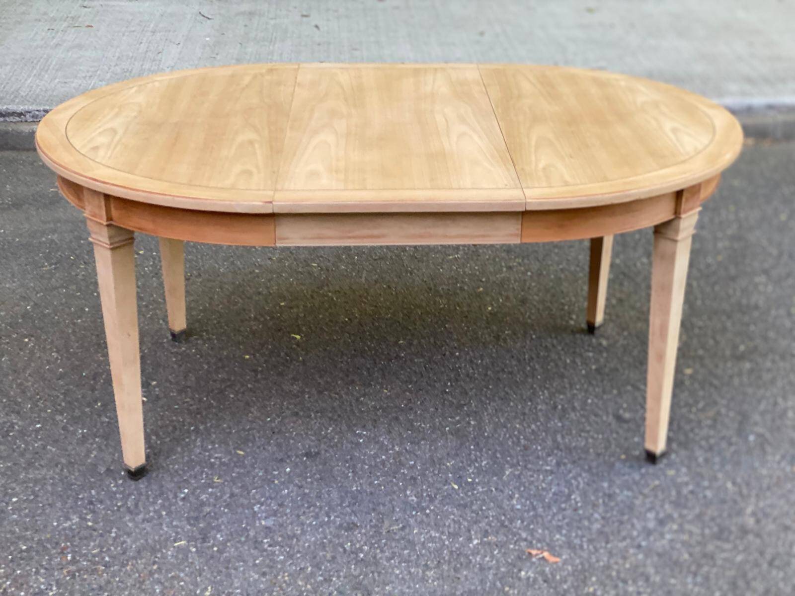Table ronde extensible style Directoire rénovée en bois clair  avec 2 rallo