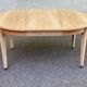 Table ronde extensible style Directoire rénovée en bois clair  avec 2 rallo
