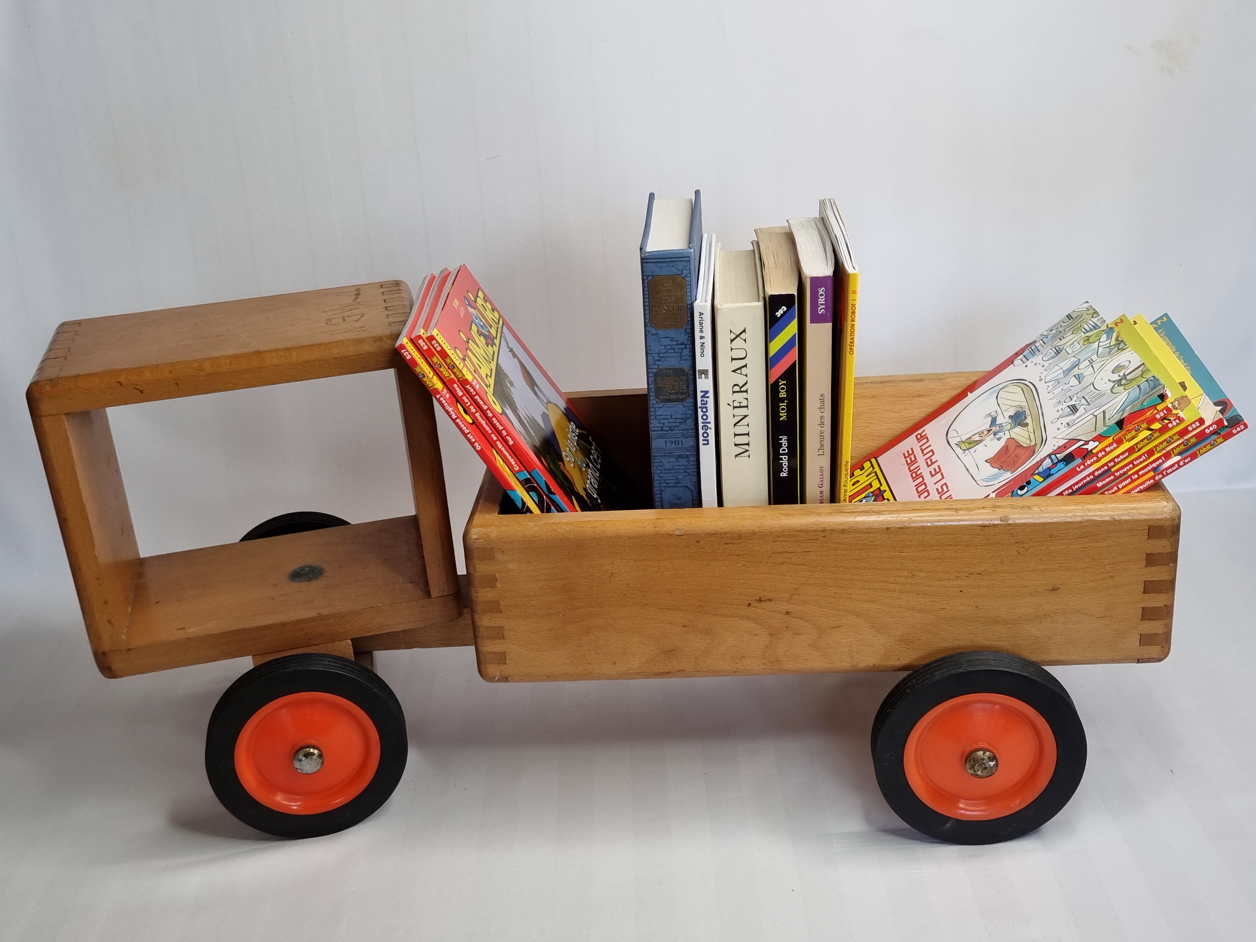 Vintage pulling truck, sleek design 70s-80s