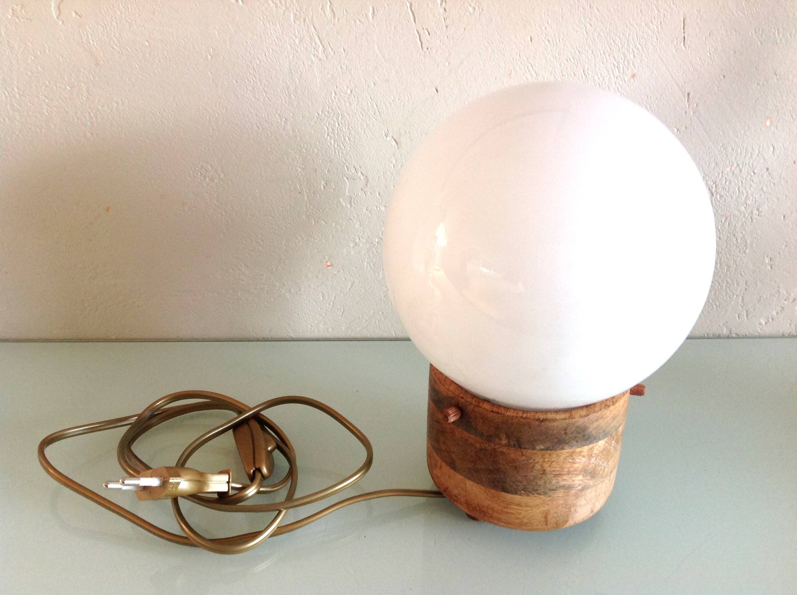 Lampe globe en opaline blanche sur socle bois