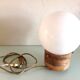Lampe globe en opaline blanche sur socle bois