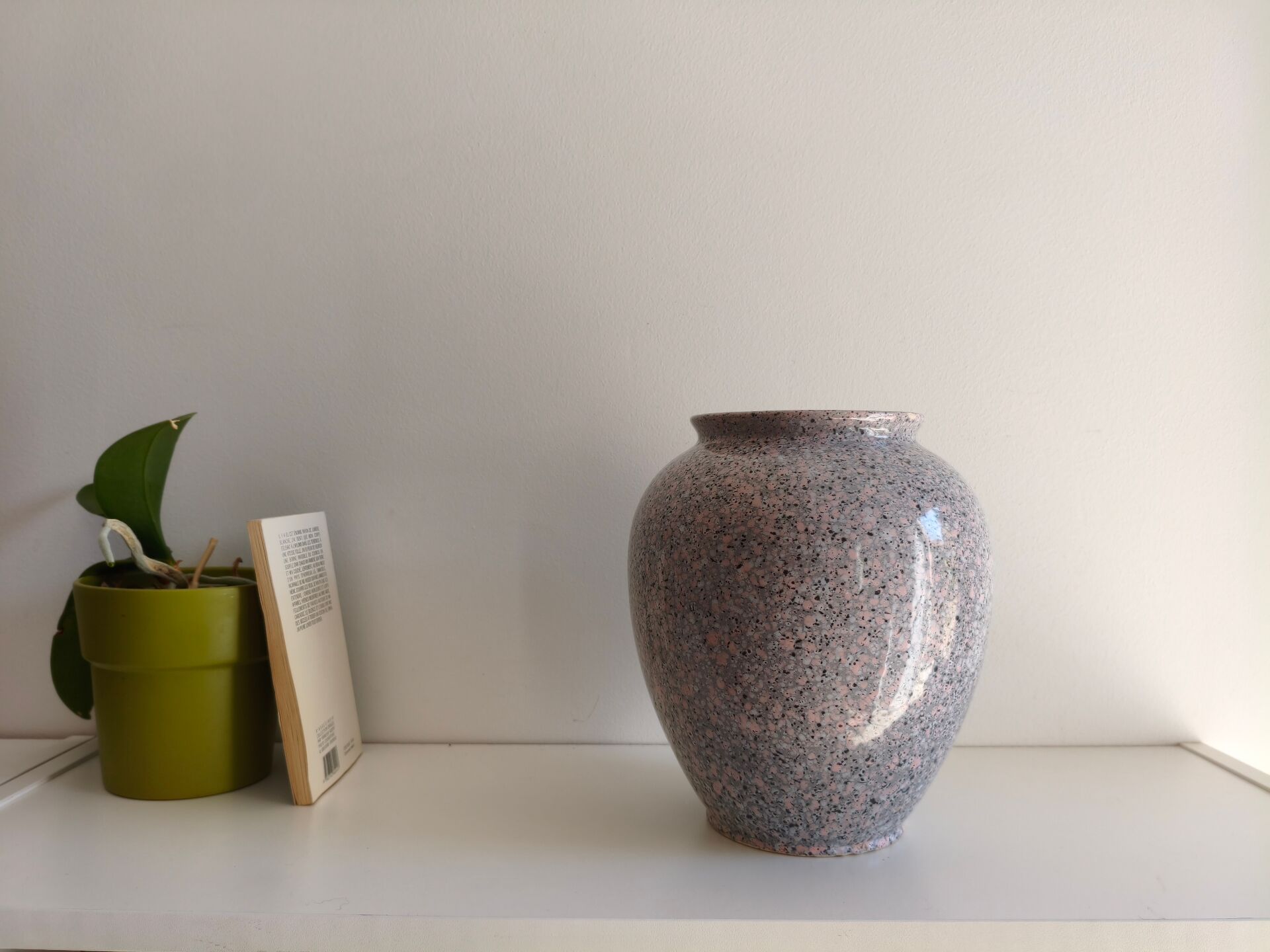Vase vintage en céramique mouchetée rose, gris & noir – années 60/70