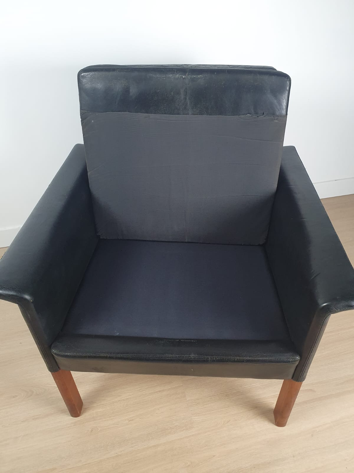 D500 armchair in black leather by Hans Olsen 1960