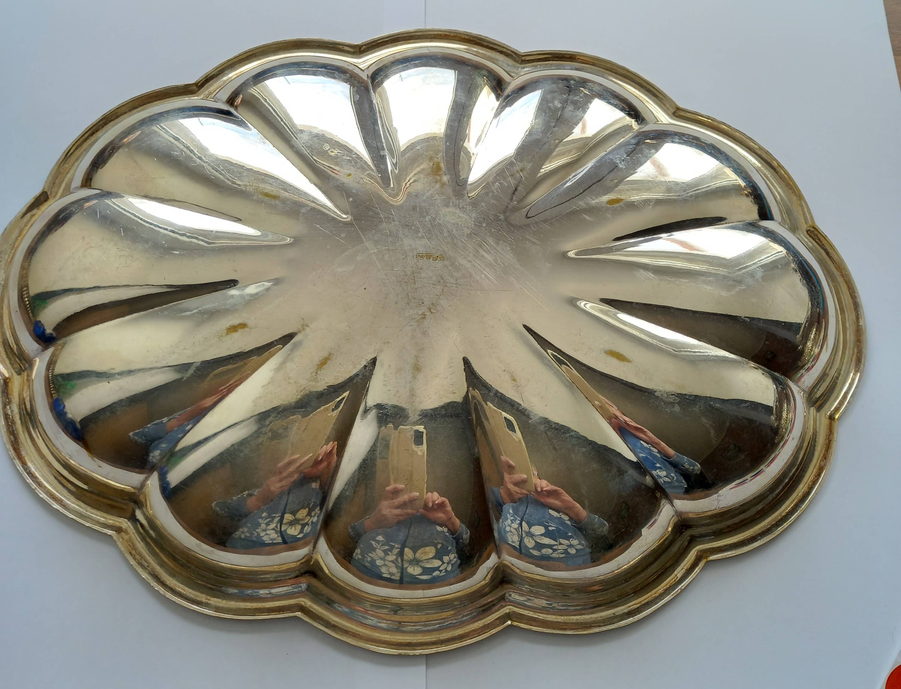 Metal tray with wavy edge