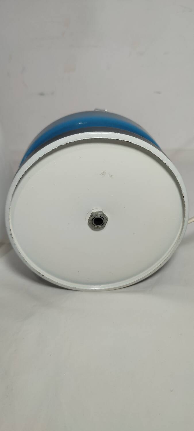 Lámpara de mesa metálica. España, 1960s.