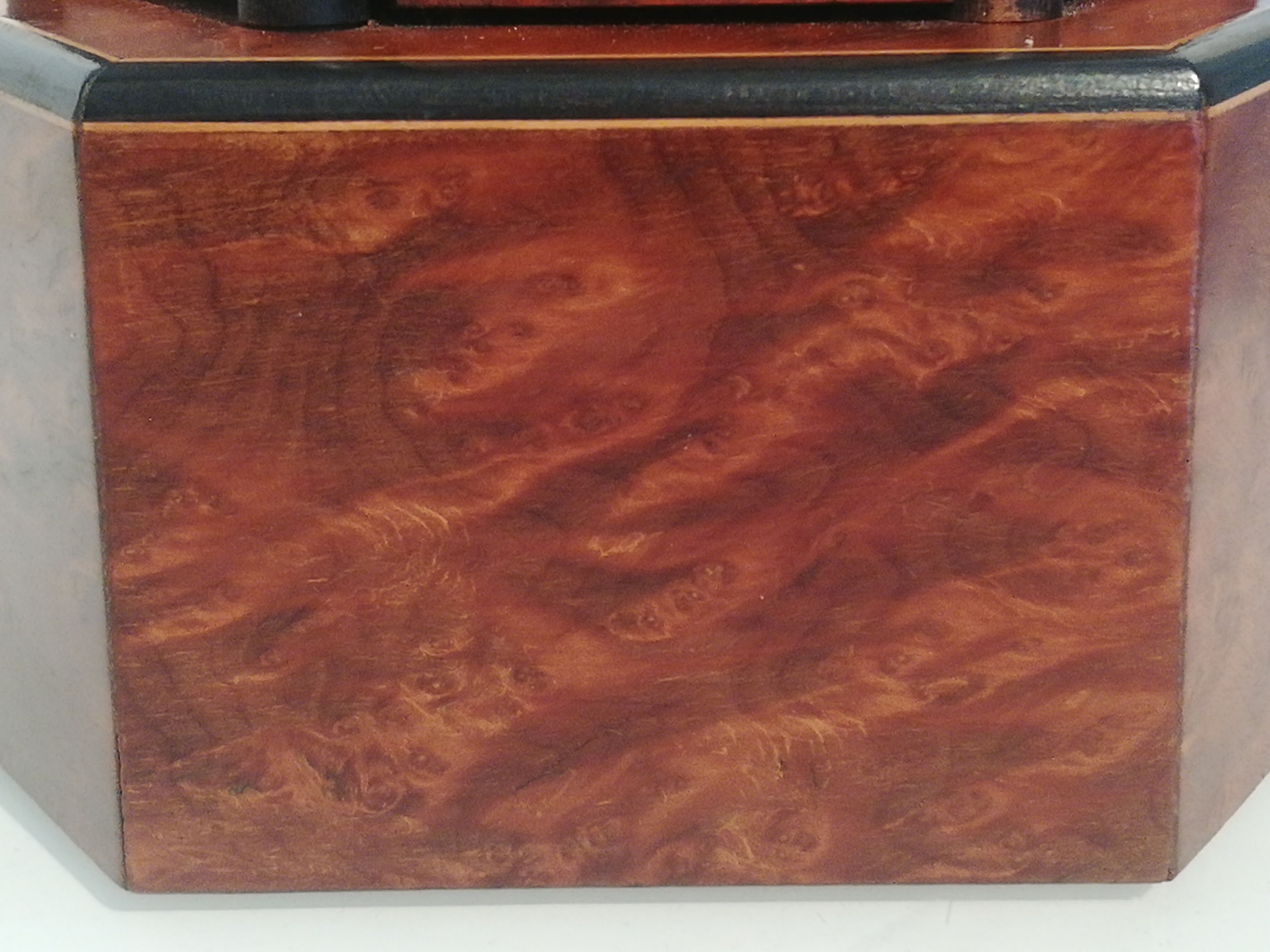 Cigar humidor in cedar burl
