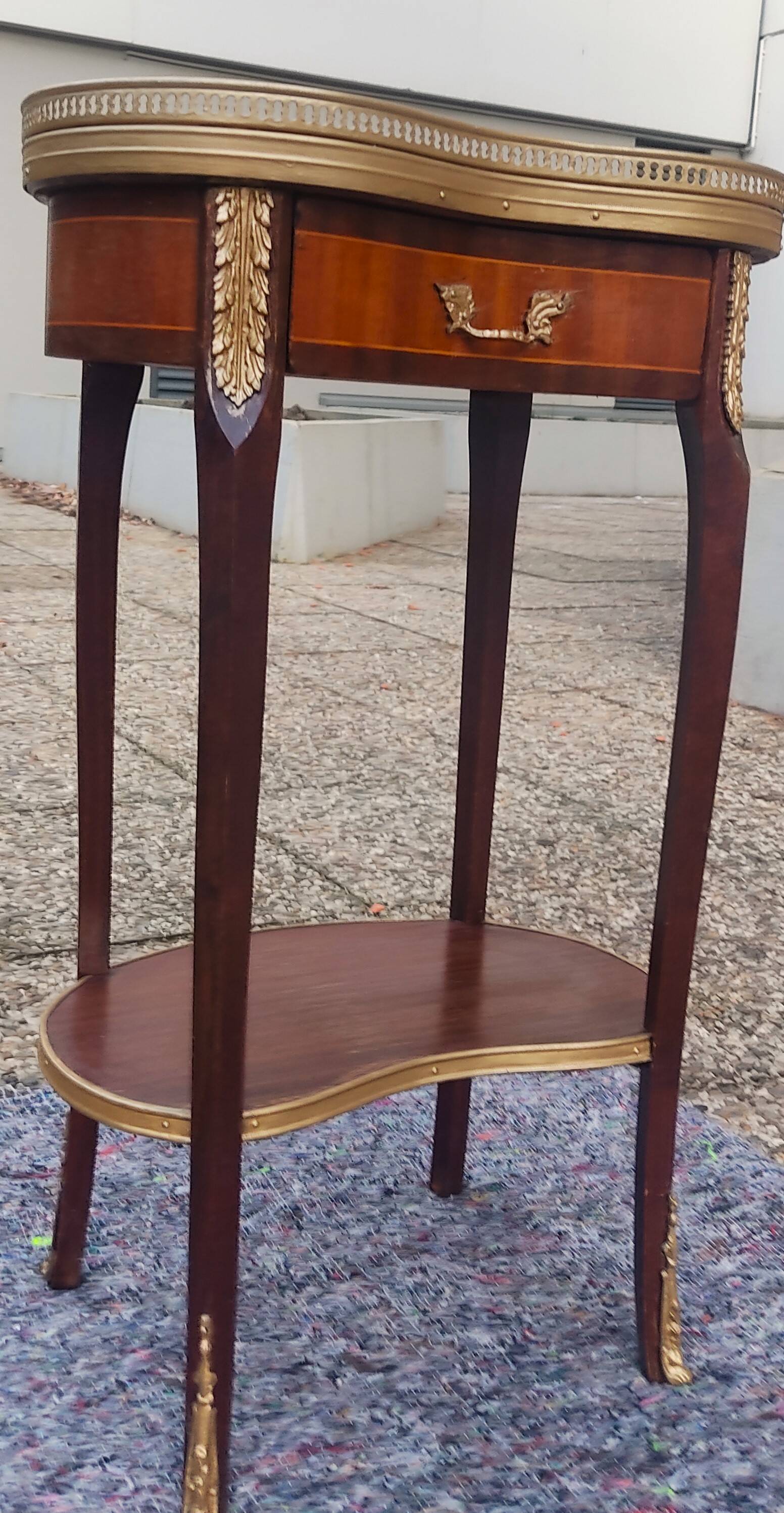 Louis XVI period pedestal table, in solid mahogany and veneer, and in gilded bronze.