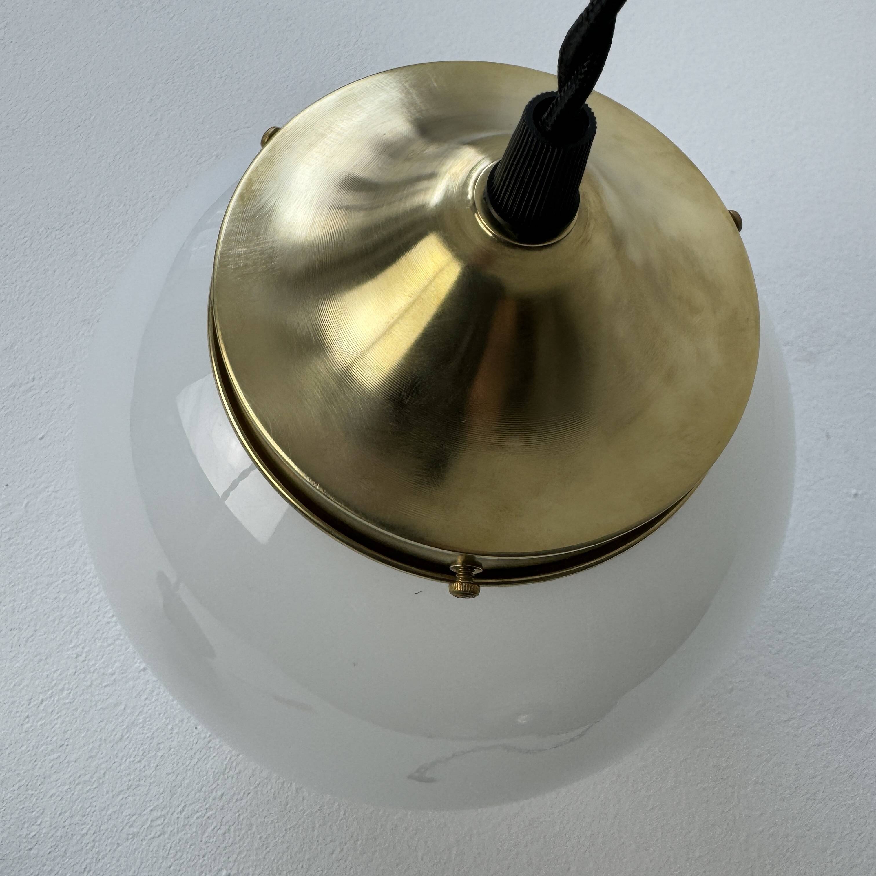 Old round pendant light 18 cm in vintage opaline