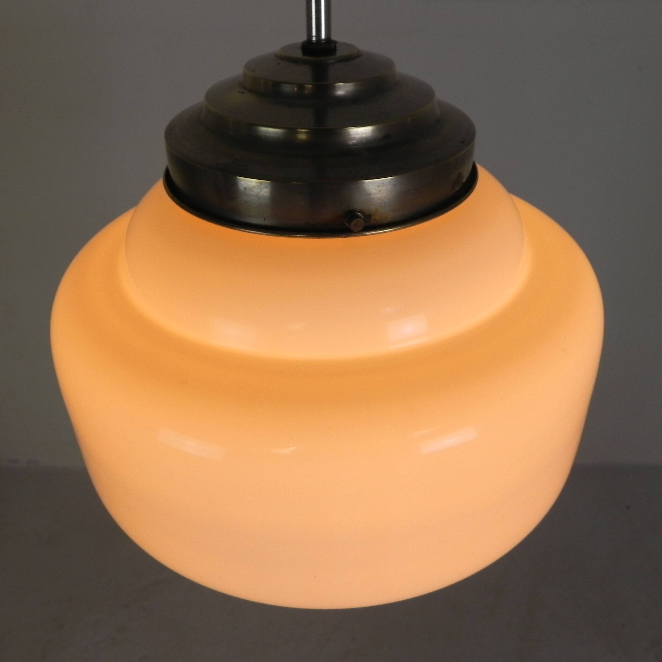 Suspension Art Déco avec abat-jour en opaline à gradins, années 1930