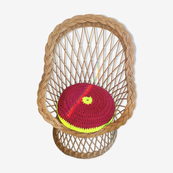 Fauteuil rotin années 70 et son coussin au crochet rose et jaune fluo