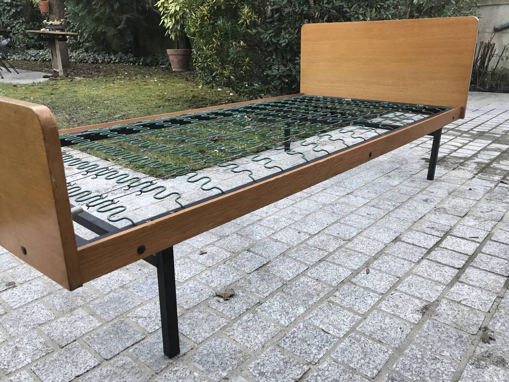 Bed in blond wood and feet 1950 vintage metal - 1 person