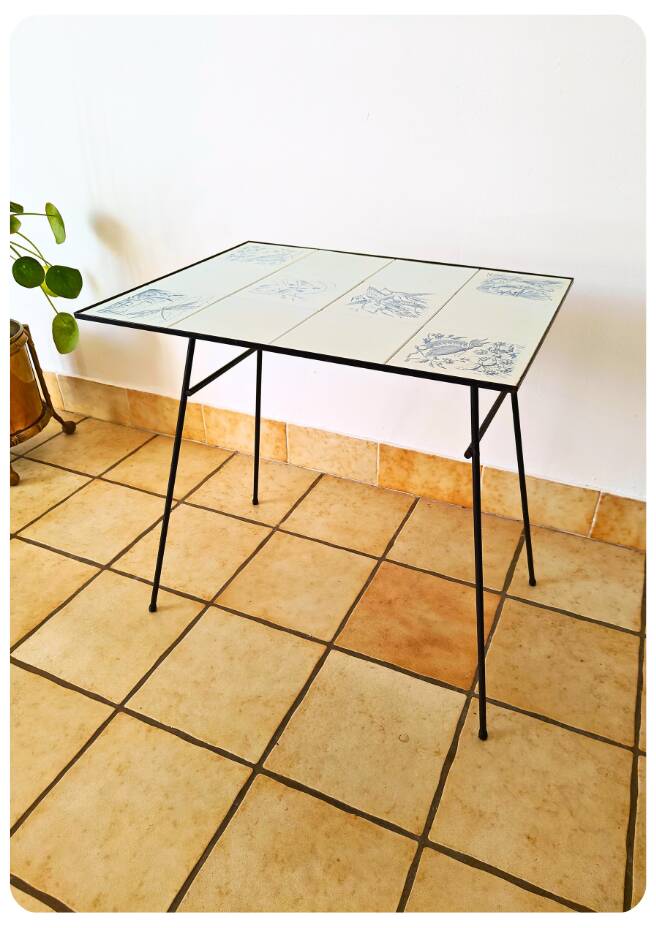 Table d'appoint vintage en fer forgé & céramique, oiseaux et papillons