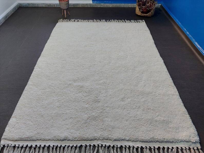 Traditional handmade pure white wool rug size 1.5/2.5 m.