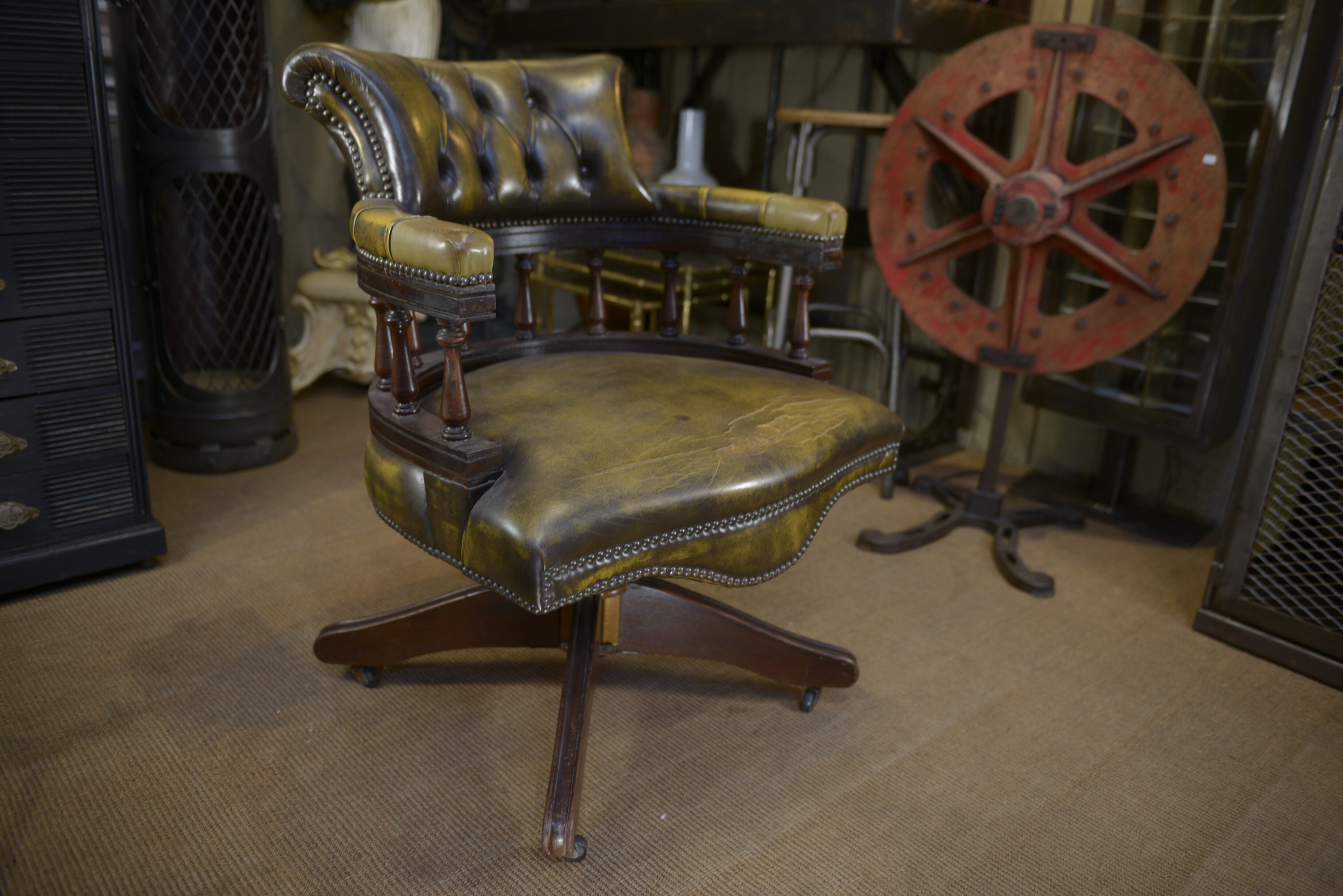 Fauteuil de bureau tournant en acajou et cuir capitonné , des années 1960