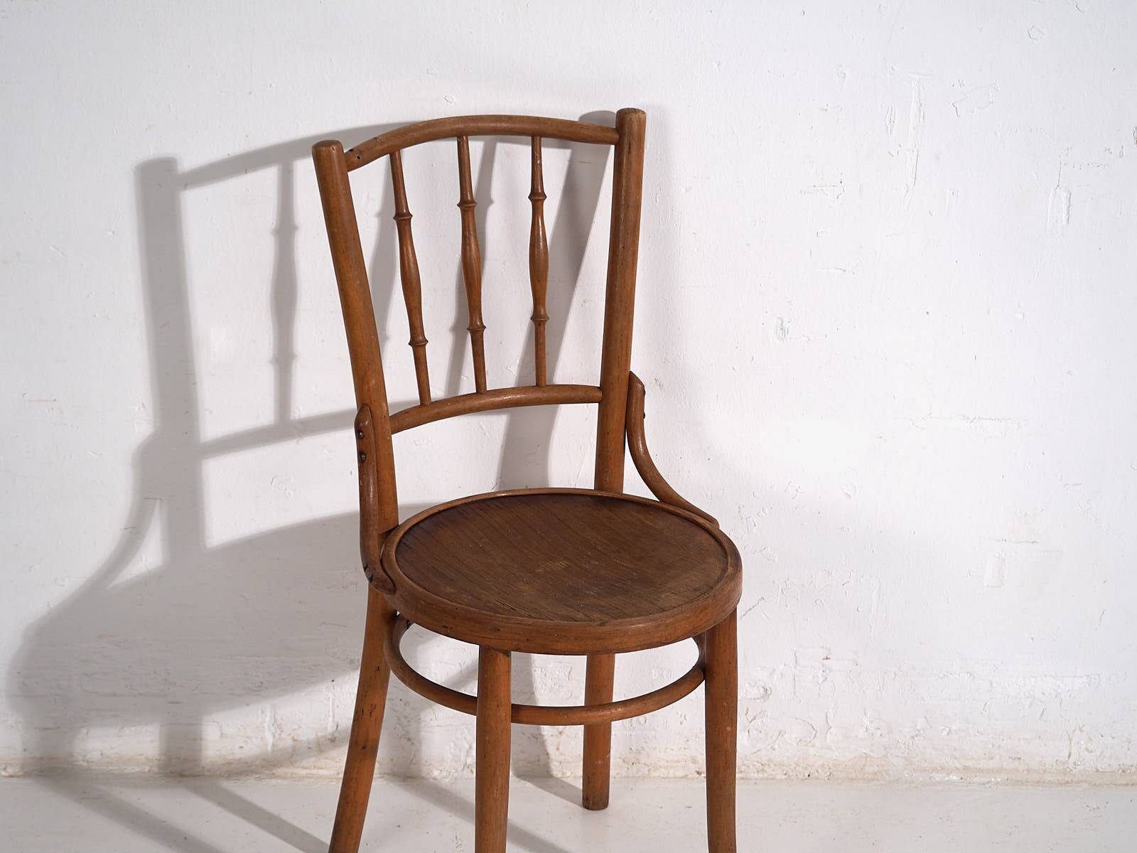 Antique bentwood dining chairs (circa 1920). Set of 6, no. 2