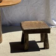 Tabouret d'appoint en teck massif carré assise courbée