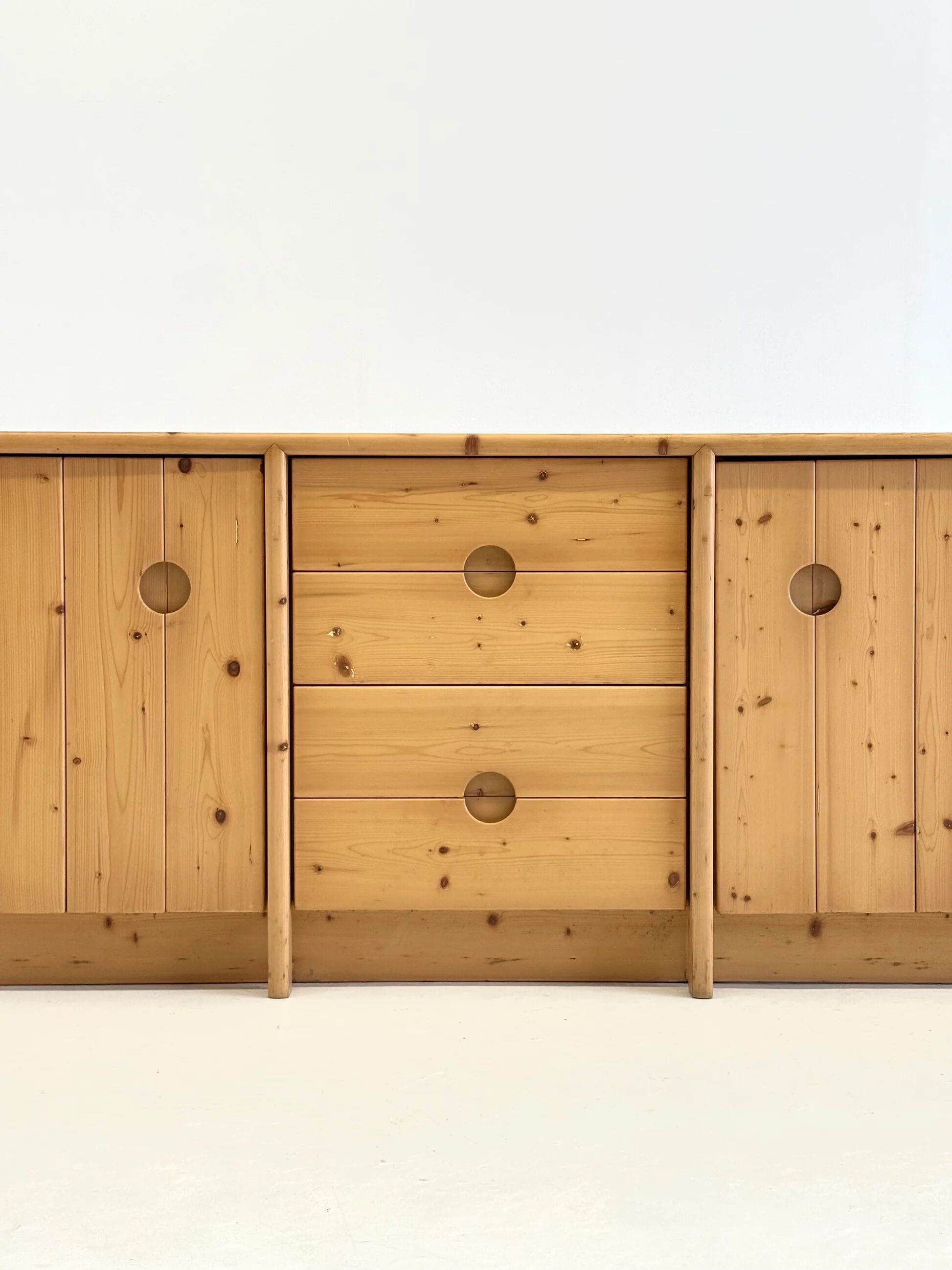 Buffet en pin par Charlotte Perriand pour Les Arcs