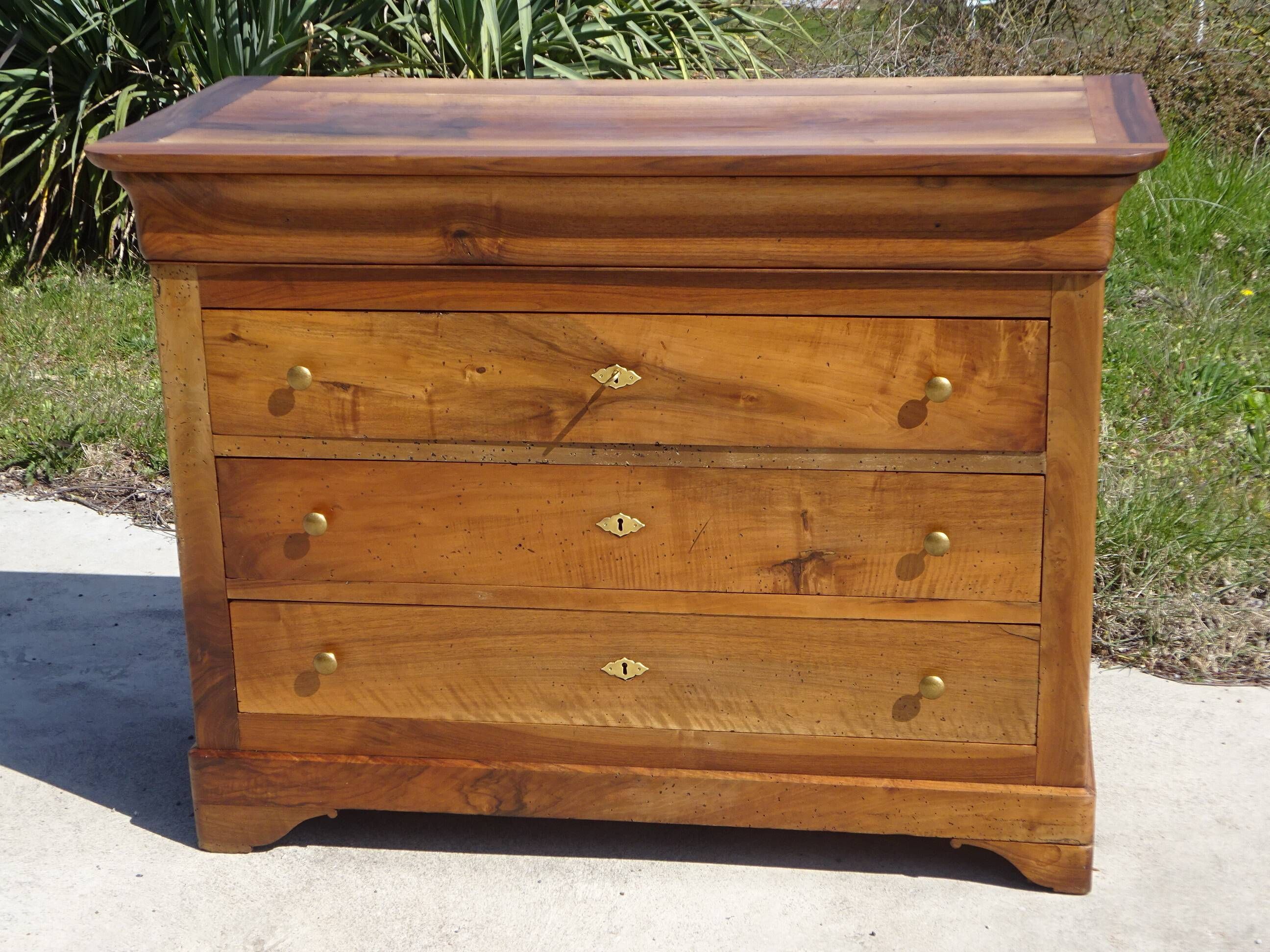 Antique Louis Philippe chest of drawers in solid walnut.