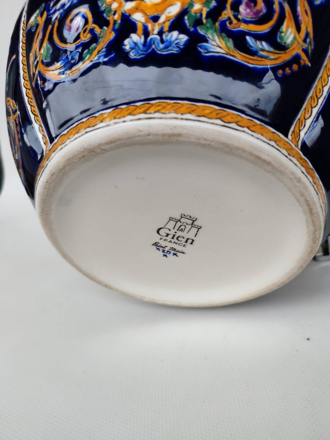 Earthenware cache pot from Gien, Renaissance model, 20th century.