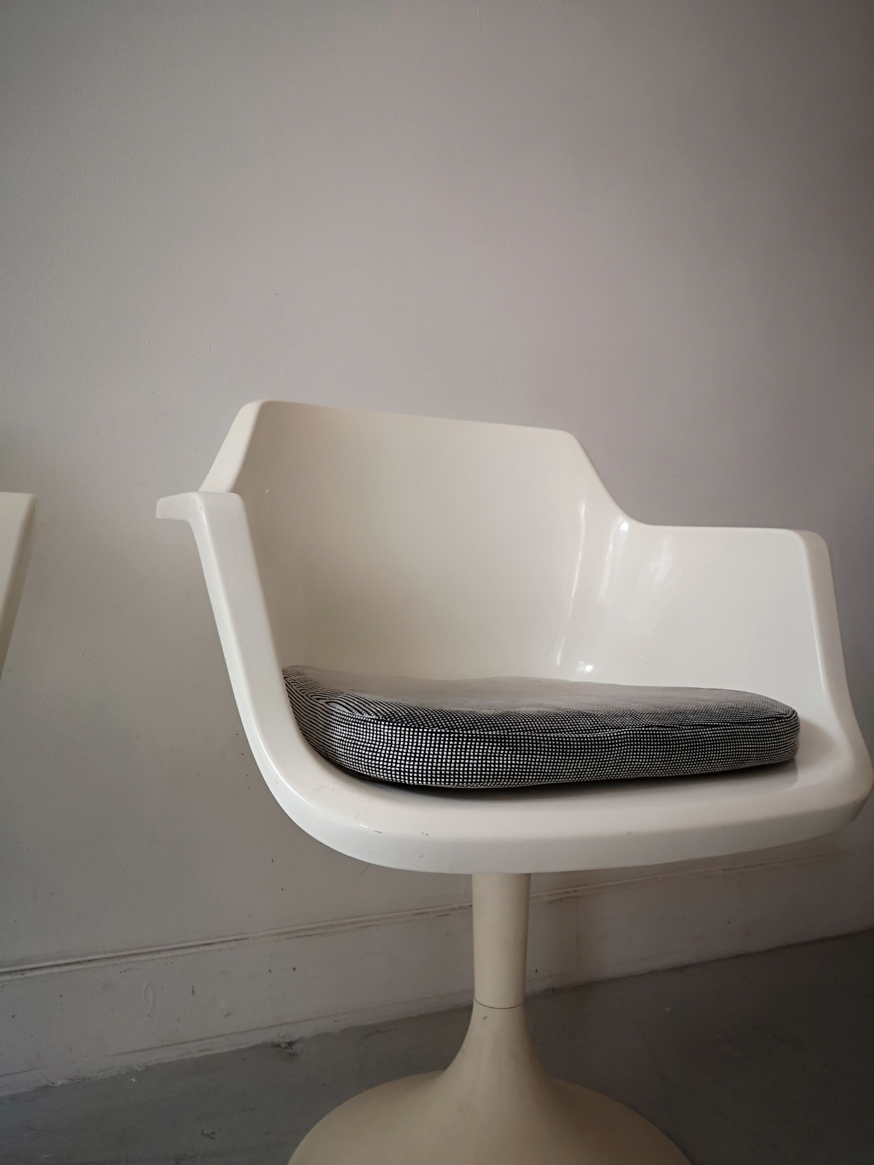 White swivel tulip chair, design 1970