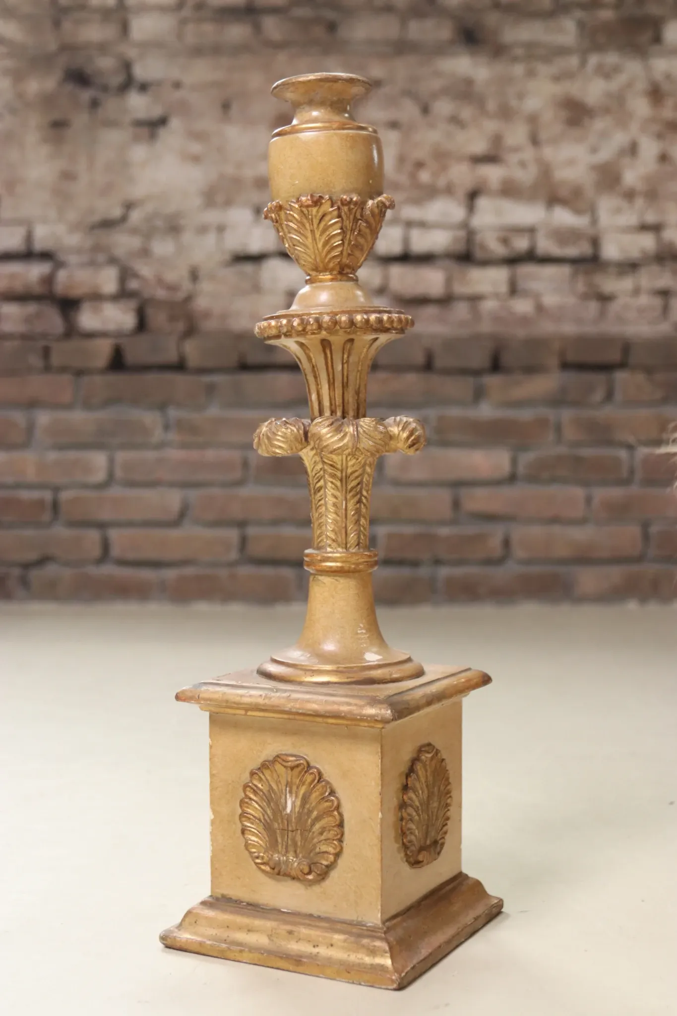 Giltwood candlestick on plinth – Italian neoclassical style, mid-20th c.